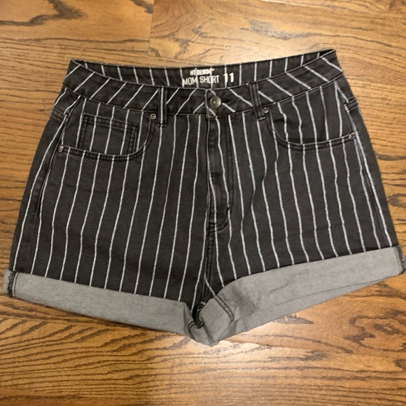 Hot topic Denim Washed Black & White Stripe Mom Shorts sz 11 - Picture 5 of 5